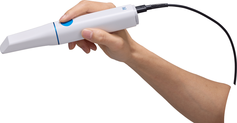 Clinician Hand Holding the Medit I900 Classic Intraoral Scanner for Clinics - Medit Intraoral Scanner and Dental Software Clínico segurando na mão o scanner intra-oral Medit I900 Classic para clínicas